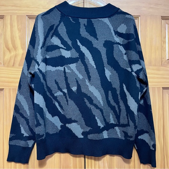 Athleta Jacquard Crew Sweater Abstract Animal Charcoal Grey Size Medium - Picture 8 of 10
